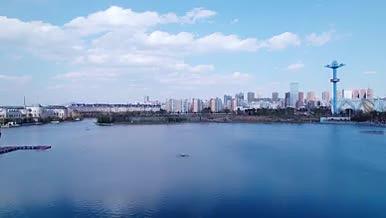 4k航拍唯美湖水蓝天城市风景视频的预览图